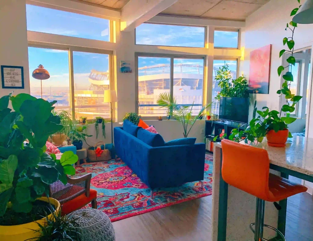 Vibrant Airbnb close to the airport